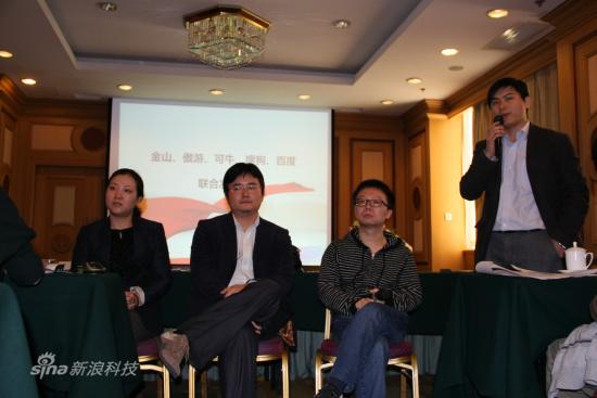 從左到右依次為金山安全CEO王欣、可牛CEO傅盛、傲游創始人陳明杰、百度客戶端業務部副總監吳濤
